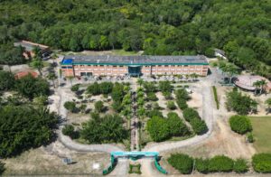 Foto aérea do campus da Faculdade Unesulbahia em Eunápolis, Bahia
