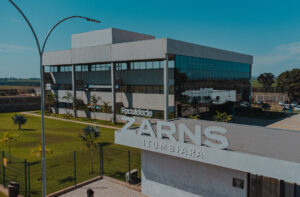 Foto da fachada do prédio da Faculdade Zarns de Medicina em Itumbiara, Goiás