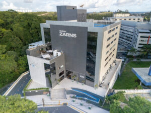 Foto aérea do campus da Faculdade Zarns Medicina em Salvador